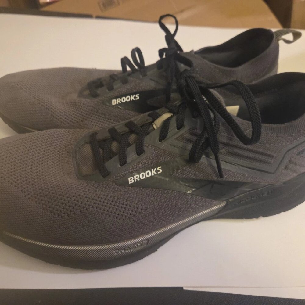 Brooks Mens Ricochet 3 1103611D009 Gray Running Shoes Sneakers Size 13 D